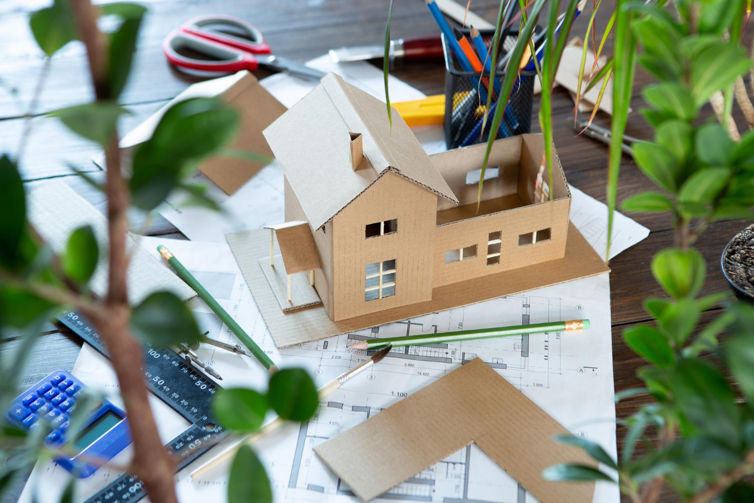 Lieu de travail de l'architecte dessins de construction modèle à l'échelle et outils concept immobilier de conception de maison moderne